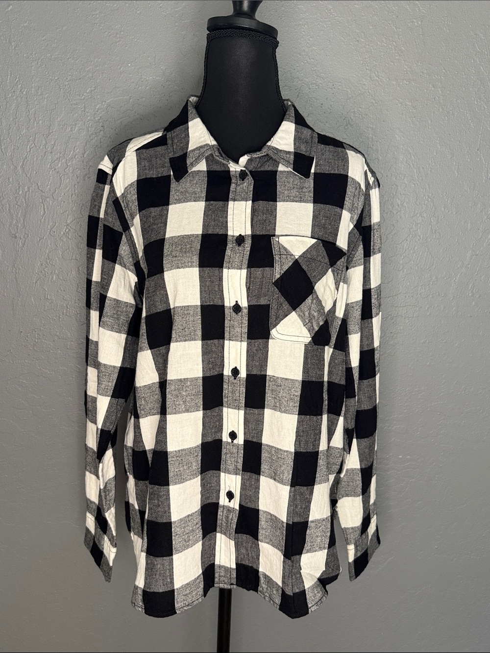 Time and Tru Black and White Plaid Button-Down Shirt